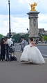 Jeunes maries japonais se faisant photographier sur le pont Alexandre III  25 juillet 2011